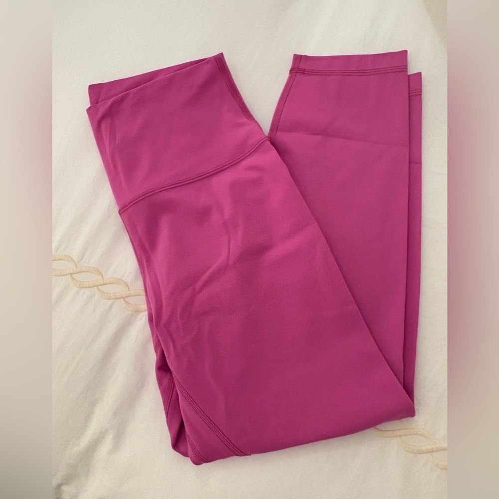 lululemon Align™ HR Crop 23" PPKT 8
Color: Pow Pink Tone
Size: 8
